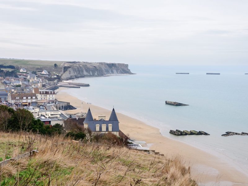 Arromanches-les-Bains et sa plage, avec les restes du port artificiel Mulberry (Calvados, Basse-Normandie, France)